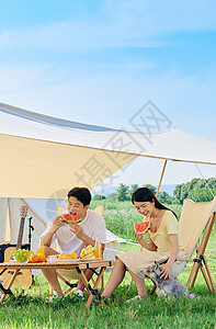 青年男女夏日户外露营吃西瓜图片