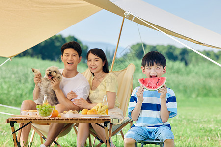 夏日亲子一家人夏日户外露营背景