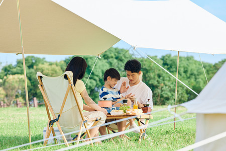 夏日亲子一家人夏日户外露营背景