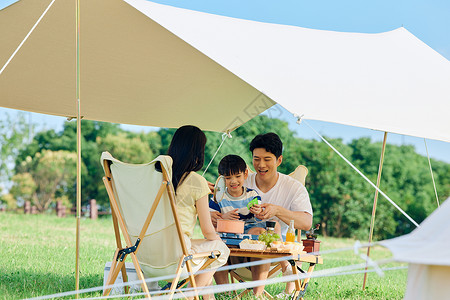 西瓜里小孩一家人夏日露营背景