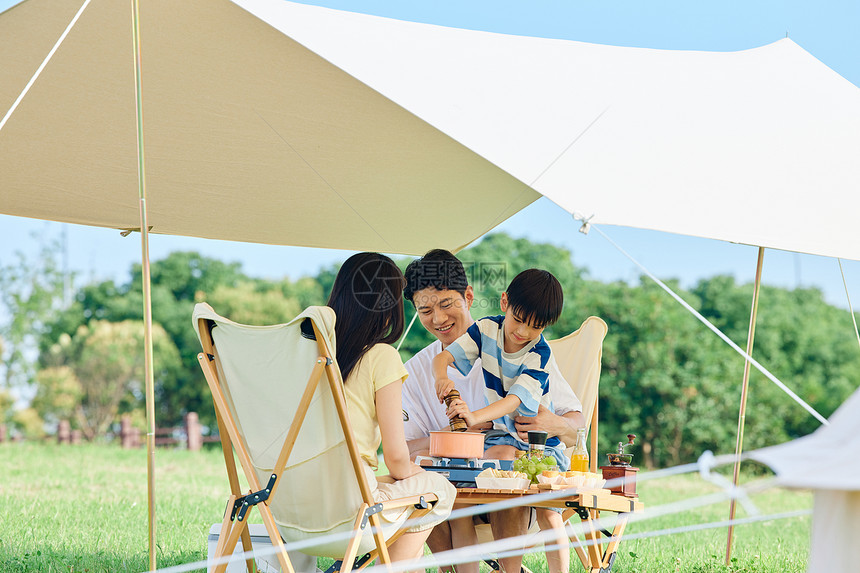 一家人夏日户外露营图片