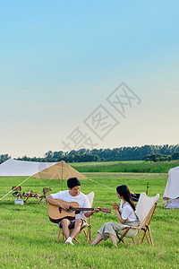 文艺男女青年男女户外露营弹吉他背景