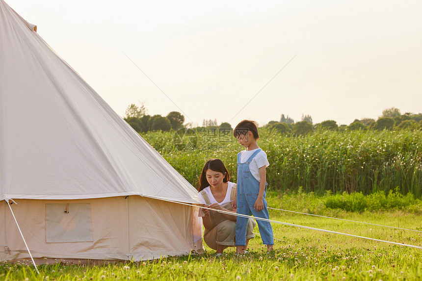 一家人户外露营搭帐篷图片