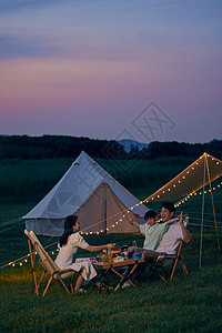 夏日夜晚夜晚一家人户外露营野餐背景