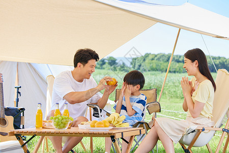 幸福一家人夏日户外露营帐篷高清图片素材