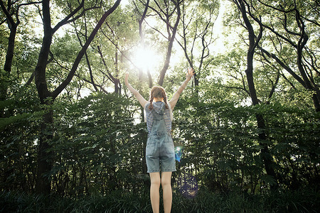 清新夏日美女背影图片