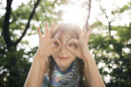 阳光灿烂女生对着镜头做鬼脸的夏日美女背景