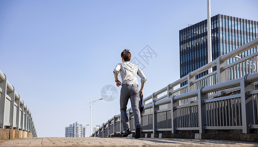 人奔跑背影男性奔跑上班背影背景