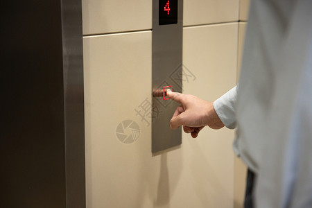 职场男性乘坐电梯手部特写背景图片