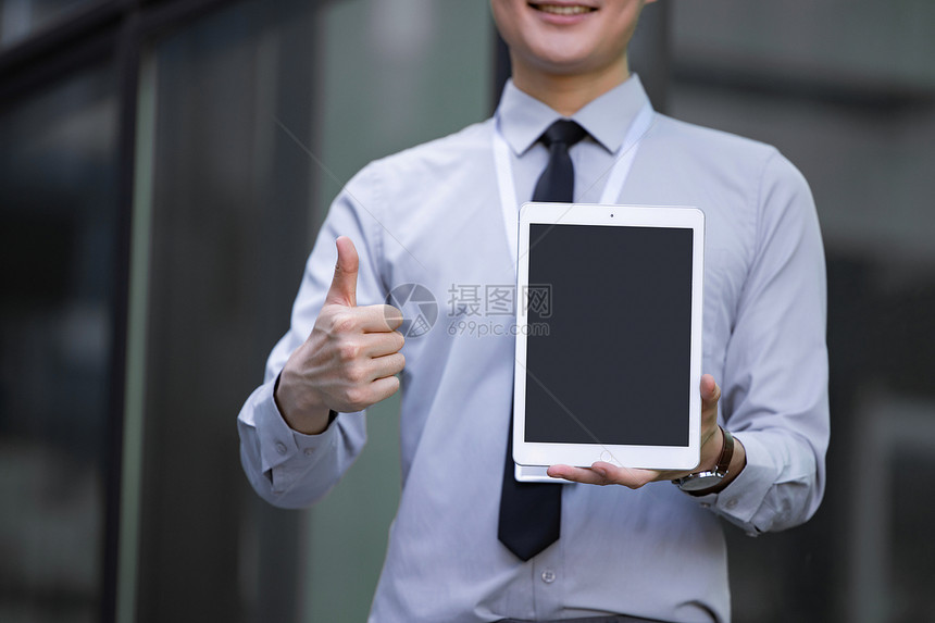 职场男性在室外展示平板电脑点赞图片