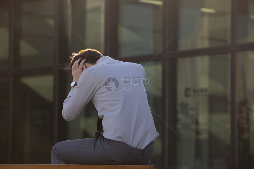 职场男性烦恼的背影图片