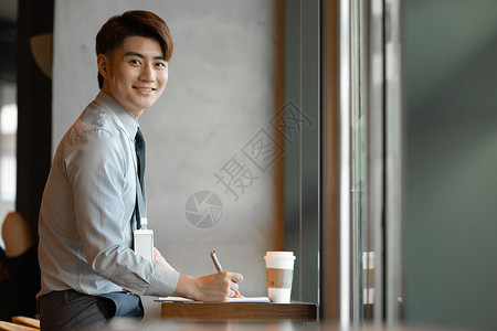 职业男性喝水商务职场男性在咖啡店办公背景