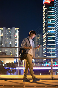 夜晚城市独自走路的男性高清图片