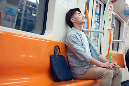 在地铁上睡着的男性图片