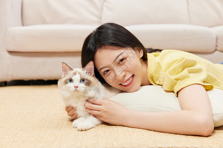 美女主人和宠物布偶猫居家相伴高清图片