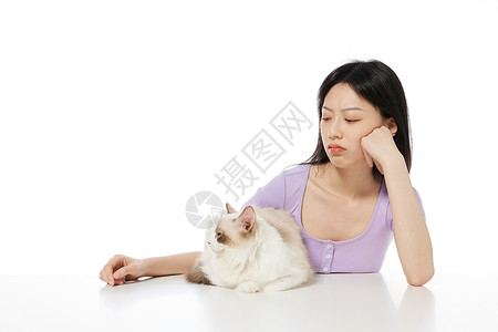 美女主人对宠物猫咪感到烦恼图片