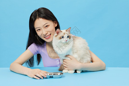 青年女性与宠物猫快乐相伴图片