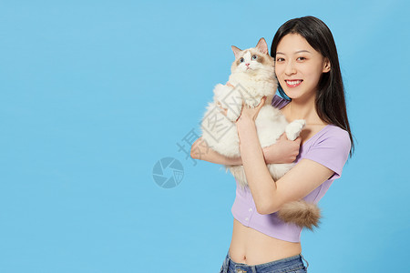青年女性与宠物猫咪图片