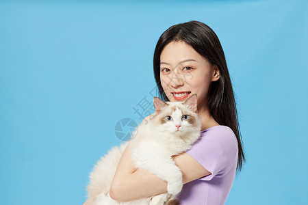 青年女性与宠物猫快乐相伴美女高清图片素材