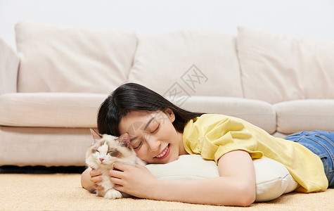 美女居家生活陪伴宠物猫咪图片