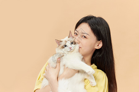青年女性亲吻宠物猫咪图片