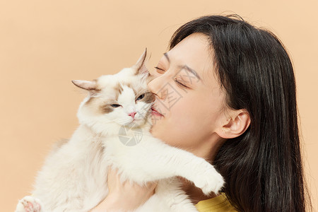 青年女性亲吻宠物猫咪图片