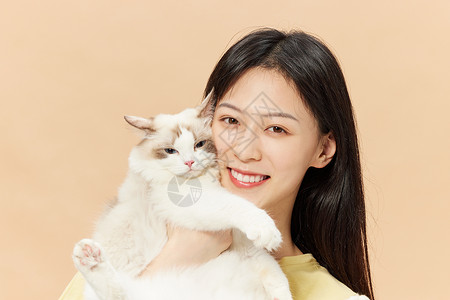 青年女性抱着宠物猫咪图片