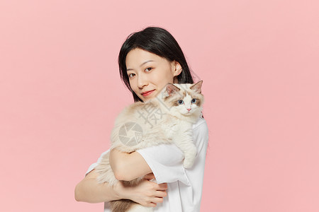 青年女性抱着宠物猫咪图片