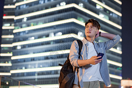 我们毕业去旅行城市中迷茫的男青年背景