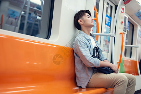 地铁上睡着的男性图片