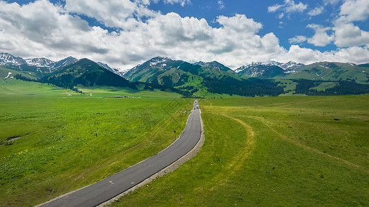 生态草原航拍5A景区新疆那拉提空中草原公路与天山山脉背景
