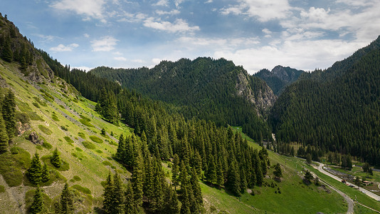 航拍5A新疆乌鲁木齐天山大峡谷景区天山山脉背景