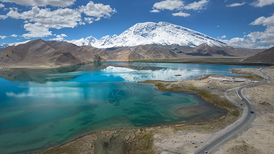 绿松石车航拍5A新疆帕米尔旅游景区喀拉库勒湖与慕士塔格峰背景