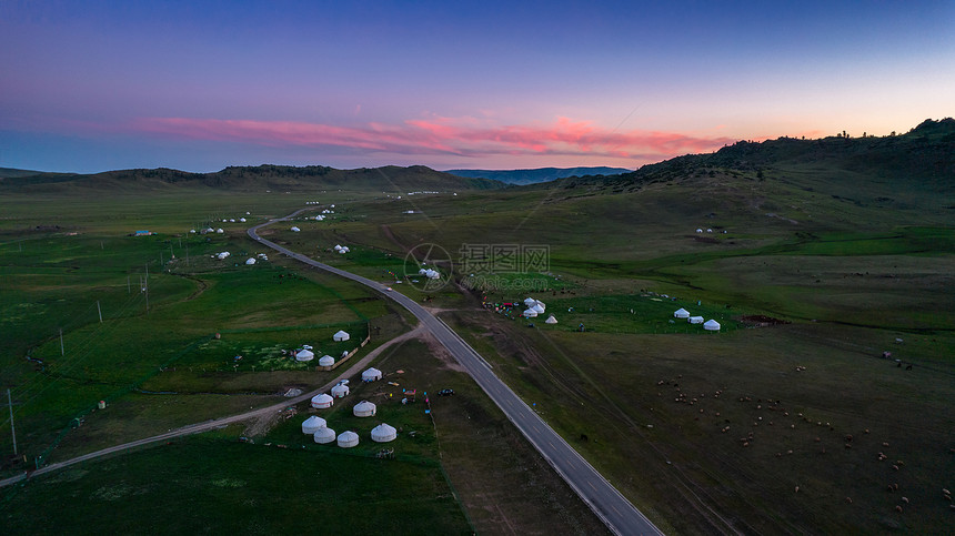 航拍5A景区新疆阿勒泰喀纳斯草原日落图片