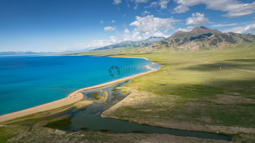 5A景区航拍新疆赛里木湖景区蓝色湖泊与天山山脉图片