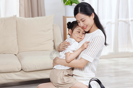 趴在妈妈怀里撒娇的女儿室内高清图片素材