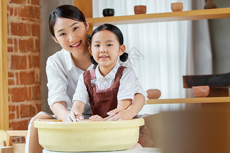 儿童美术课作品美女老师教小女孩制作陶艺作品背景