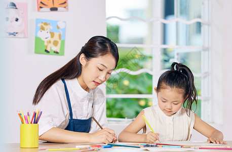美术老师辅导小女孩画画亚洲人高清图片素材