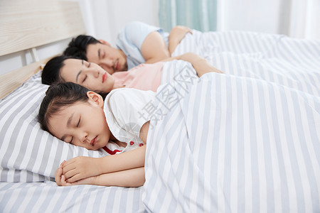 熟睡的一家三口孩子高清图片素材