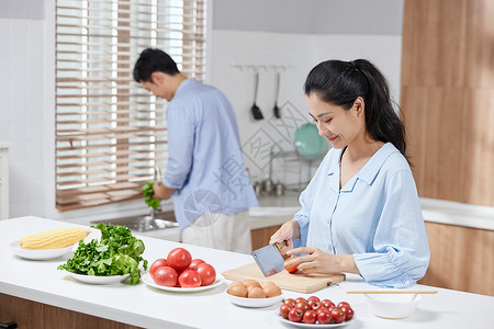 夫妻二人夫妻两人一起在厨房做饭背景