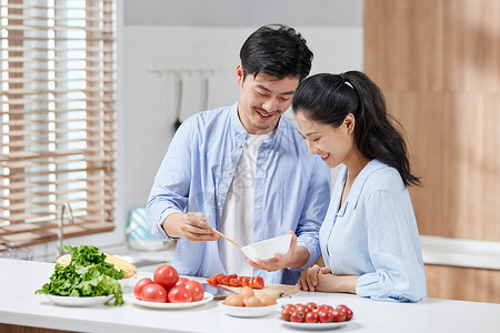 丈夫教妻子做饭图片