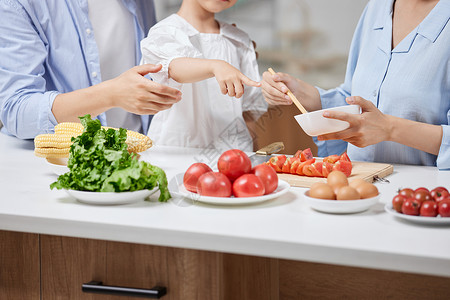 妈妈在做饭一家三口在厨房做饭手部特写背景