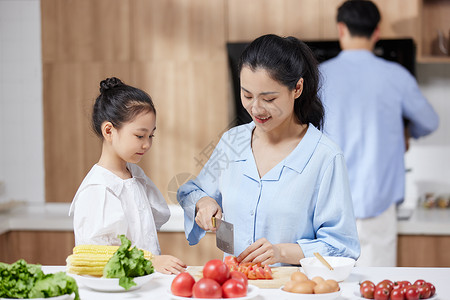 开心家里母亲在家里教女儿做饭背景