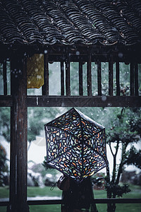 南京愚园夏天下雨的屋檐图片