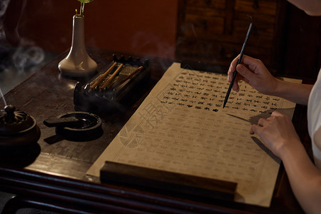 中国军魂毛笔字年轻女士练习书法特写背景