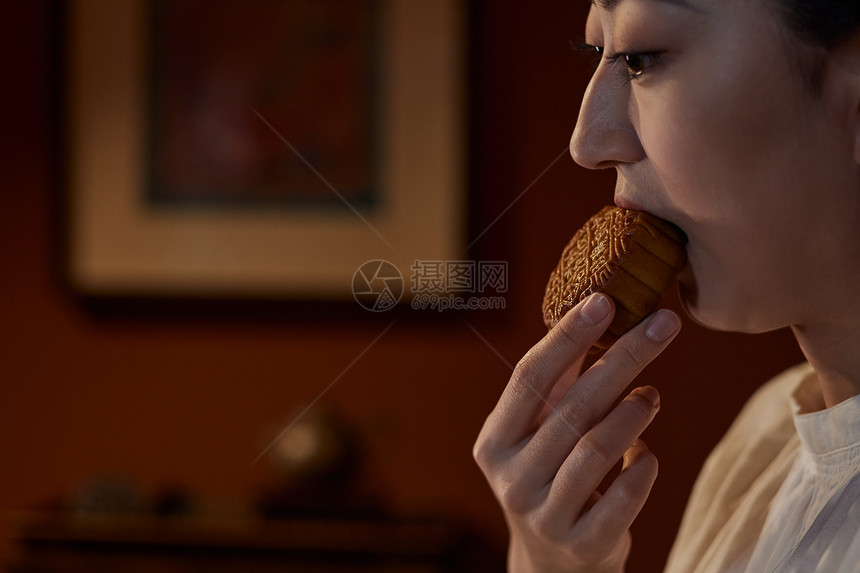 中秋节书法美女吃月饼图片