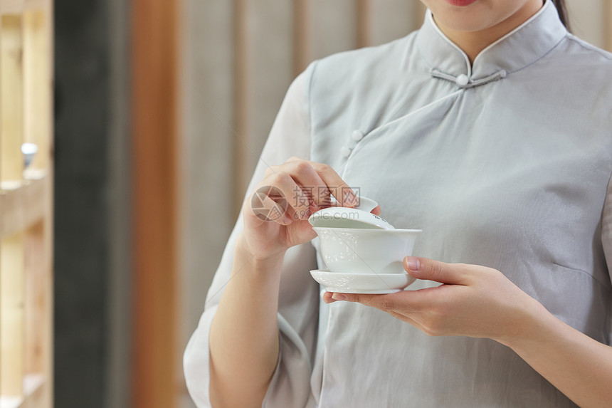 女性端着茶杯手部特写图片