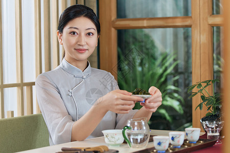 女茶艺师沏茶图片