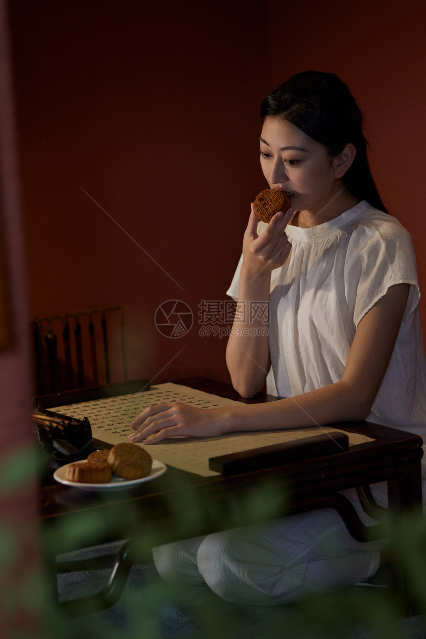 中秋节书法美女吃月饼图片