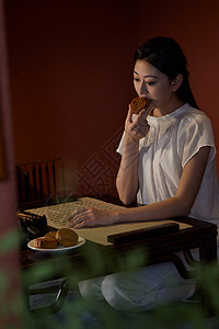 中秋节书法美女吃月饼背景图片